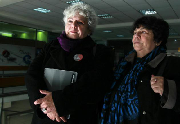 Veronica de Negri (izq), madre del fotógrafo Rodrigo Rojas de Negri, muerto durante la dictadura militar (1973-1990), y Alicia Lira, en Santiago, el 24 de julio de 2015. Foto: AFP
