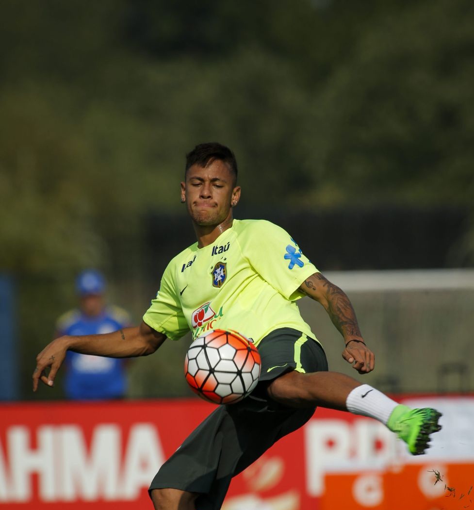 Neymar, con un golpe en la rodilla, será suplente en Brasil Neymar, con un golpe en la rodilla, será suplente en Brasil