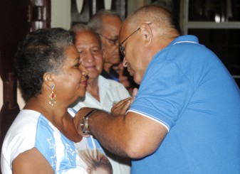 Carlos Rafael Miranda Martínez, miembro del Consejo de Estado y coordinador nacional de los CDR, entrega la medalla Por la defensa y unidad del barrio./ FOTO: Luis Carlos Palacios.