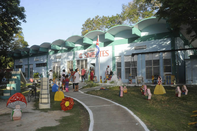 Reparan centros educacionales de Manzanillo Reparan centros educacionales de Manzanillo