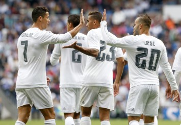 Los jugadores del Madrid celebran los goles y el triunfo. | DANI SANCHEZ