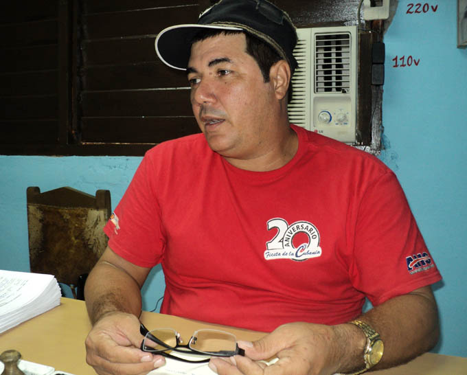 "La UEB cuenta con 170 trabajadores, distribuidos en la planta y en los centros de acopio y beneficio", expone Guevara Beltrán / FOTO Leonardo Leyva Paneque