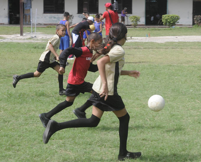 Como en casi todo el país, el fútbol es pasión para muchos niños del centro yarense / FOTO Luis Carlos Palacios Leyva