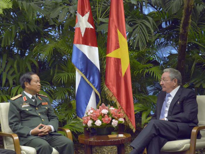 Saludó Raúl al General de Ejército Do Ba Ty Saludó Raúl al General de Ejército Do Ba Ty