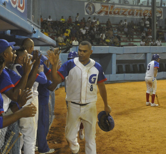 Con la impulsada de esta noche, Samón arribó a 32 y se consolidó como el máximo remolcador del equipo, al tiempo que se ubica noveno de la serie / FOTO Luis Carlos Palacios Leyva