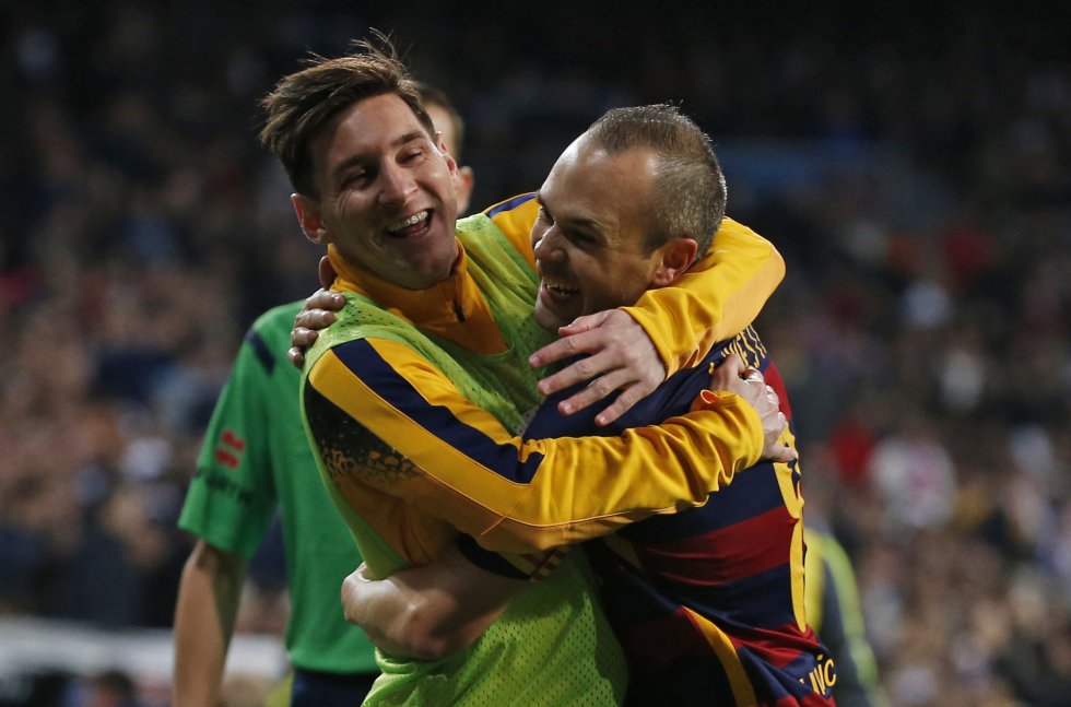 Andres Iniesta y Messi celebran el tercer gol del Barcelona