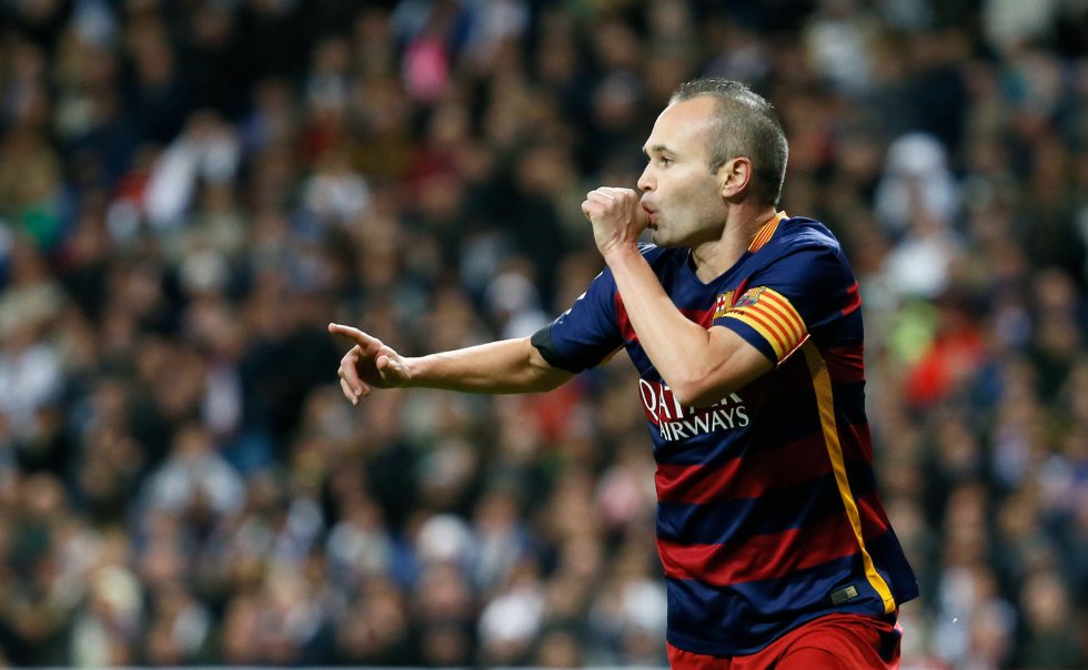 El centrocampista del Barcelona Andrés Iniesta celebra la consecución del tercer gol de su equipo ante el Real Madrid
