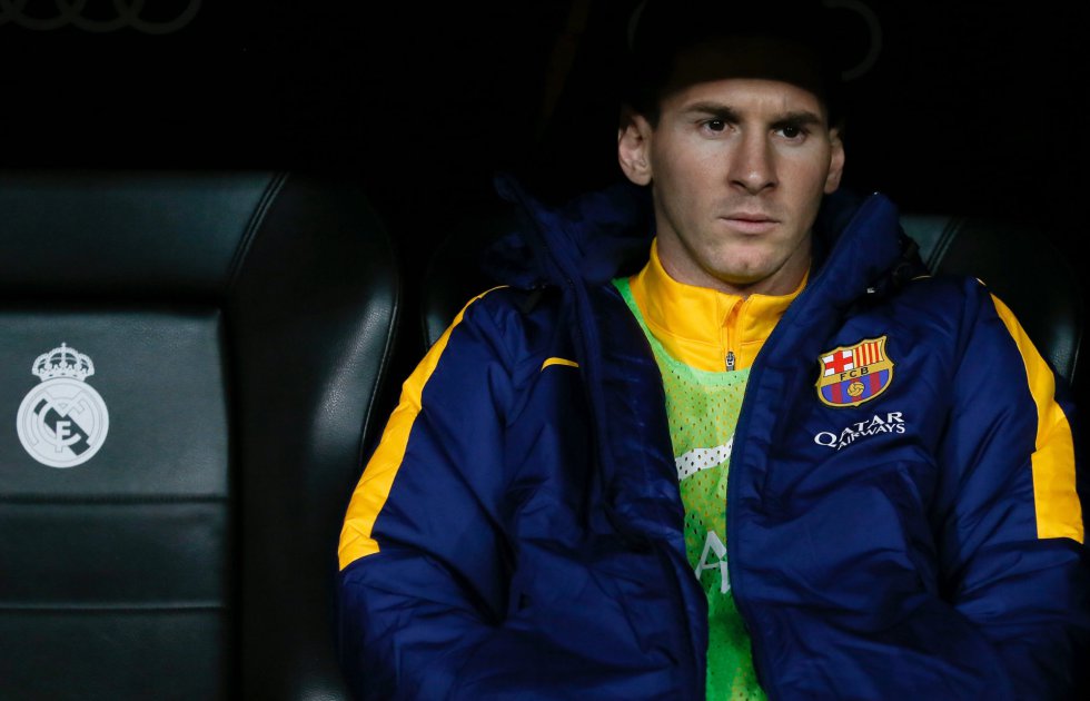 El delantero argentino del Barcelona Lionel Messi en el banquillo durante el partido