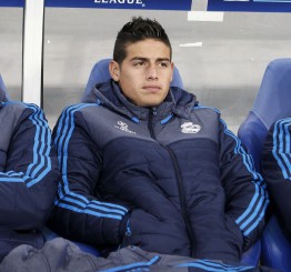 CON CARA DE CIRCUNSTANCIAS. James sufrió el frío en el banquillo en el partido ante el Shakhtar. | Pepe Andrés