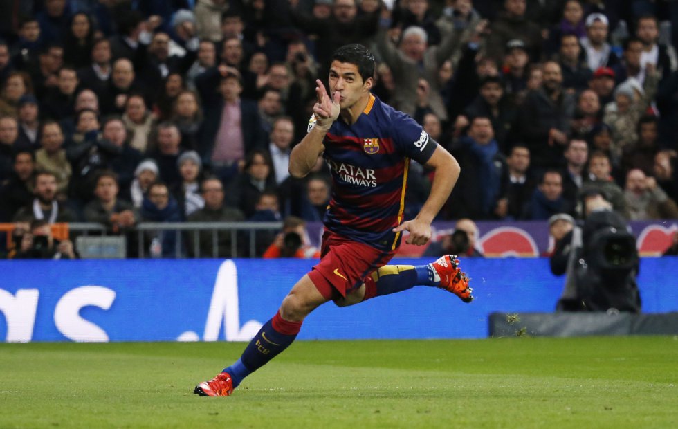 Luis Suárez celebra el gol en el encuentro entre el Real Madrid-Barcelona