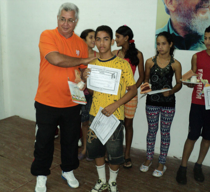El guisero Alex Dariel Tasset, el más sobresaliente en atletismo, recibe el diploma de Oscar Arturo Nuevo Reyes / FOTO Del autor