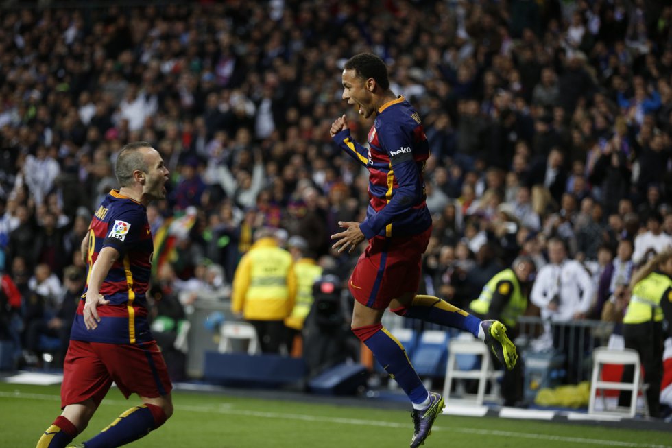 Neimar celebra un gol con hiniesta en el partido de liga entre el Real Madrid y el Barcelona en el estadio Santiago Bernabeu