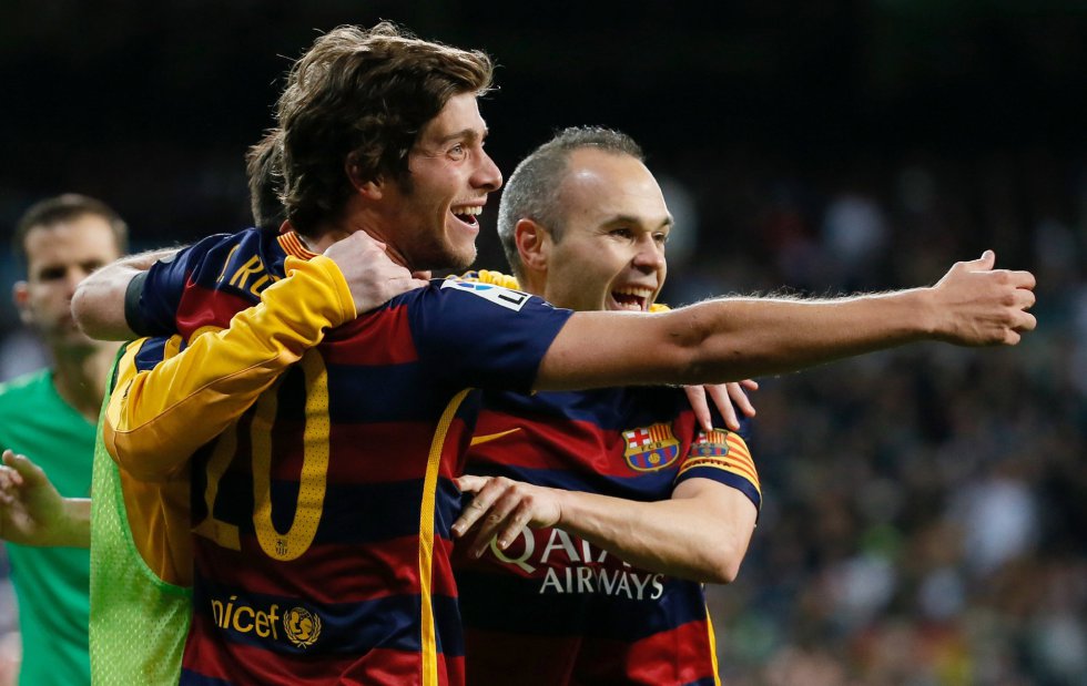 centrocampista del Barcelona Andrés Iniesta (d) celebra con su compañero Sergi Roberto el tercer gol de su equipo ante el Real Madrid