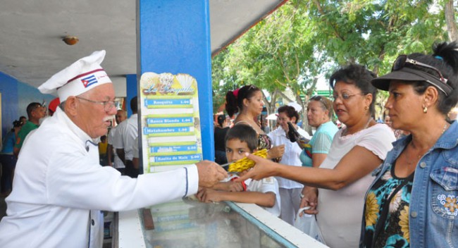 Eliberto Tomás en la esquina donde siempre vende sus productos./Foto: Rafael Martínez Arias