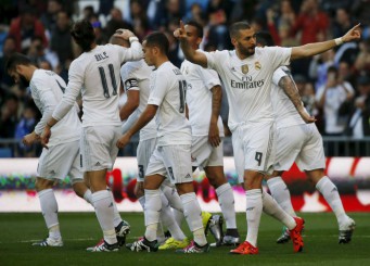 Benzema celebra uno de sus goles al Getafe