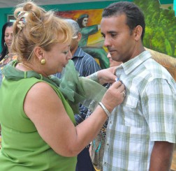 Carmen González impone una distincion a un educador destacado. Foto/Rafael Martínez Arias