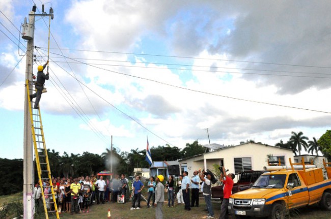 La electrificación de las zonas rurales de Monterito, en Niquero, y El Congrí, en Media Luna, beneficia a unos 86 hogares./ Foto Rafael Martínez Arias