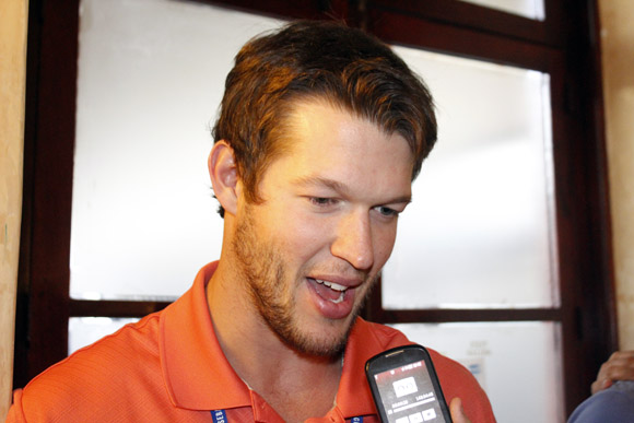 Klayton Kershaw, tres veces ganador del Cy Young en la Liga Nacional ofrece declaraciones a la prensa en La Habana