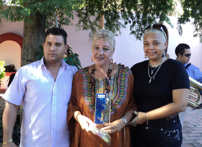 En el centro la actriz Raida Juana Alfonso Antúnez, merecedora del Premio provincial de Artes Escénicas 2015 por la obra de toda una vida