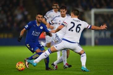 Riyad Mahrez pelea el balón con John Terry