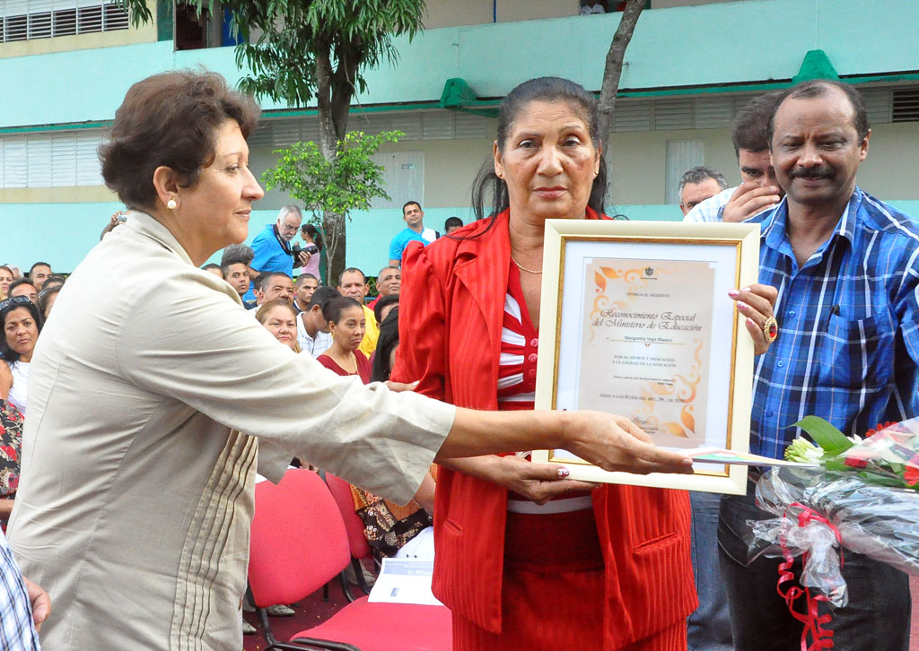 Ministra de Educación de Cuba entrega reconocimiento a educadora de Granma Ministra de Educación de Cuba entrega reconocimiento a educadora de Granma
