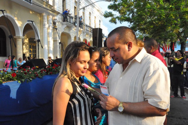 Jóvenes bayameses reciben el carné de la UJC /FOTO Rafael Martínez Arias