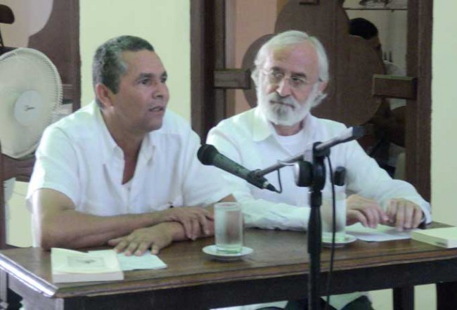 Aldo Daniel a la izquierda junto al autor José Luis Doménech. Foto Zeide Balada