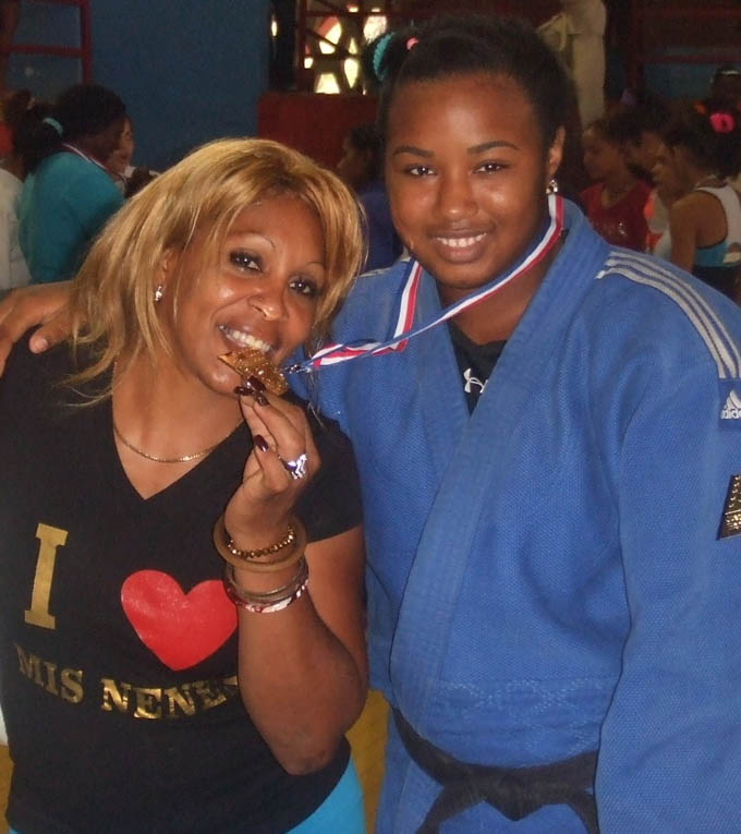 Eliannis, junto a la exyudoca guantanamera Driulis González, después de coronarse en el Nacional juvenil de 2015, que acogió Santiago de Cuba / Foto Cortesía de la familia