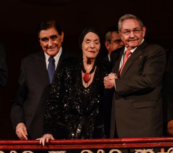 El presidente cubano Raúl Castro junto a la Prima Ballerina Absoluta Alicia Alonso /Foto Marcelino Vázquez Hernández/ ACN