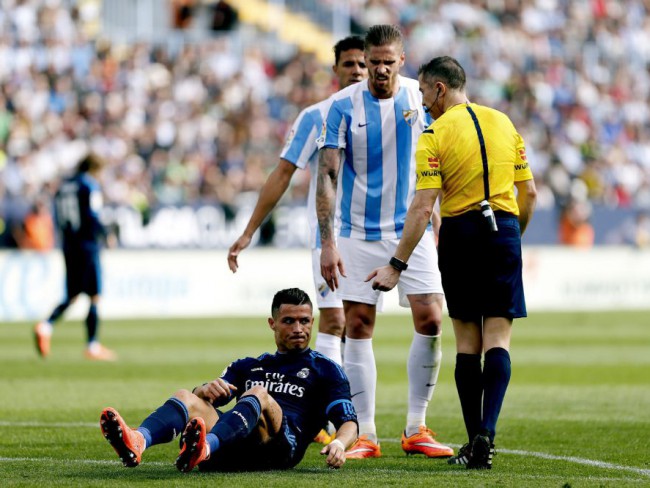 Cristiano se queja de un golpe en el partido ante el Málaga. FOTO/ EFE