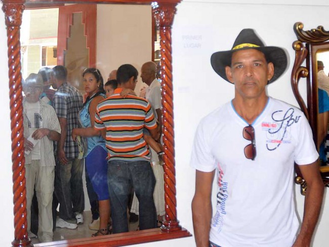 Lewis Ramírez Moreno junto a su obra, primer premio en el Salón 25 Aniversario de la Acaa/ FOTO: Luis Carlos Palacios