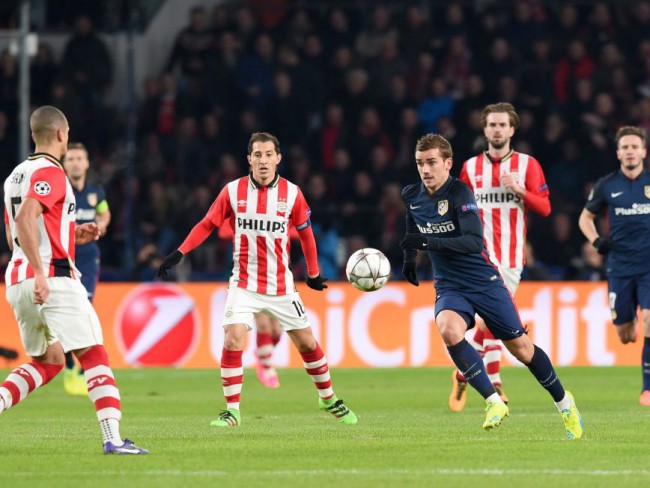 Griezmann intenta controlar un balón durante el encuentro. FOTO/ EMMANUEL DUNAND