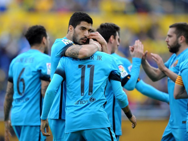 Luis Suárez se abraza a Neymar, en el partido ante Las Palmas. FOTO/ Denis Doyle