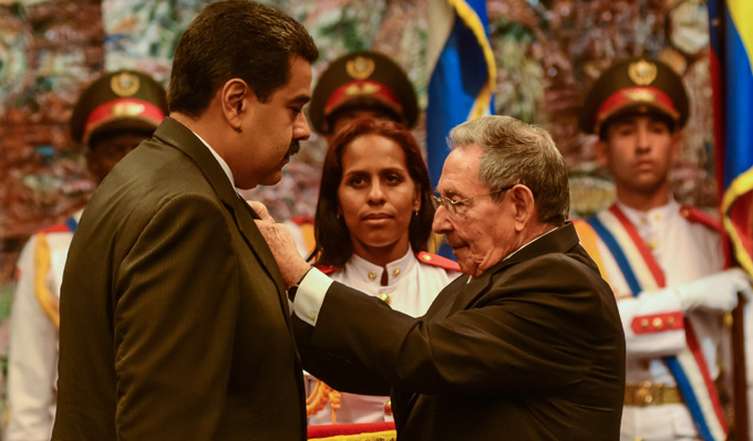 CUBA-LA HABANA-RAUL CASTRO CONDECORA A NICOLAS MADURO-ORDEN JOSE