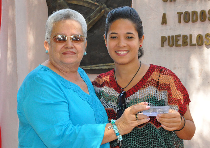 Ariadna Corona, nuevo miembro de la Unión de Periodistas de Cuba/ Foto Rafael Martínez Arias