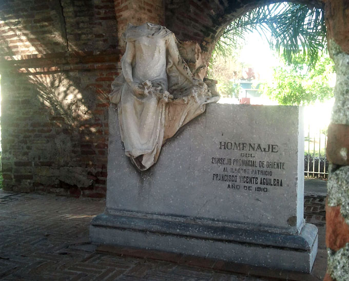 Pórtico cementerio de Bayamo