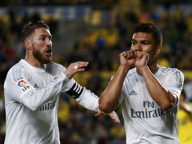 Ramos celebra con Casemiro el segundo gol del Madrid. FOTOS/ REUTERS