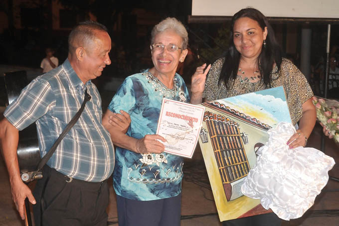 Al centro, Leyla Reyes Poveda, Primer Premio del Concurso de creación musical Canción para una ventana/FOTO Luis Carlos Palacios Leyva