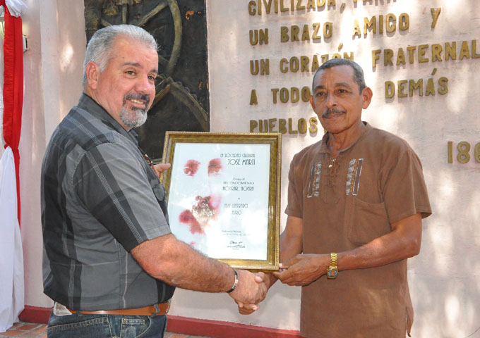 Abel Guerrero Castro recibe el reconocimiento Honrar honra/ Foto Rafael Martínez Arias