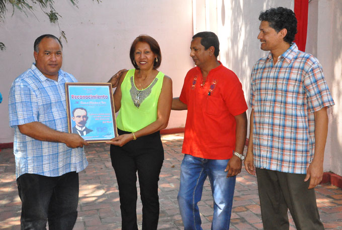 Miembros del ejecutivo provincial de la Upec recibieron el reconocimiento del Buró del Partido Comunista de Cuba y otras organizaciones e instituciones de Granma/ Foto Rafael Martínez Arias