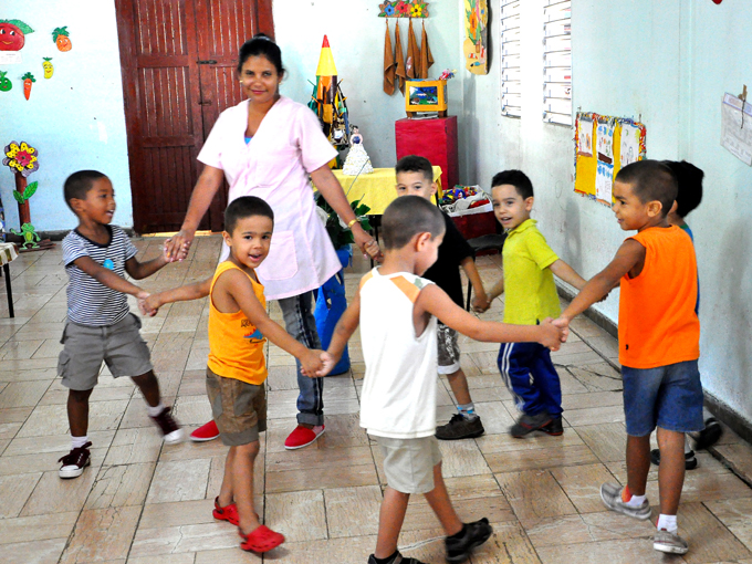 Círculos infantiles, adultos con imberbes rostros Círculos infantiles, adultos con imberbes rostros