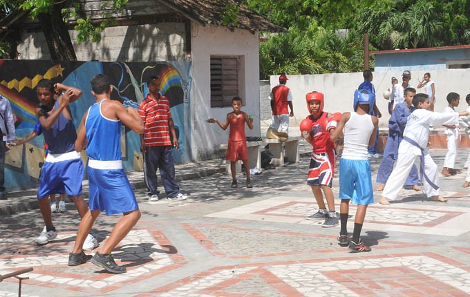 Variadas propuestas amenizaron el gimnasio de Educación Física y sus alrededores en la cabecera municipal / Foto Luis Carlos Palacios Leyva