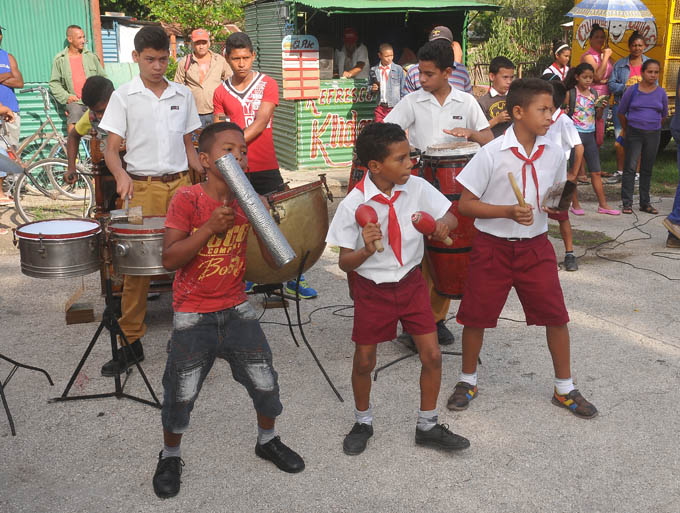 En Cauto Embarcadero, la bienvenida a los participantes, además de estar animada por diversas manifestaciones deportivas, se presentó la agrupación de música de órgano, Los Riveritos, que integran estudiantes de la escuela primaria Juan Gualberto Gómez y la secundaria básica Mártires del Cauto / Foto Luis Carlos Palacios Leyva