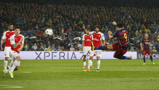 Suárez marcó de forma acrobática ante el Arsenal. FOTO/ Carl Recine