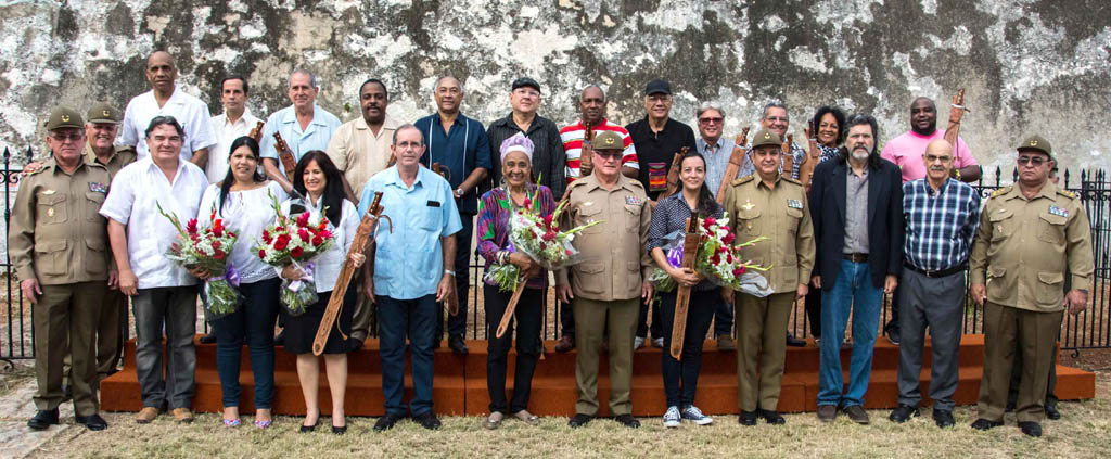 Reciben personalidades réplica del machete del Generalísimo Reciben personalidades réplica del machete del Generalísimo