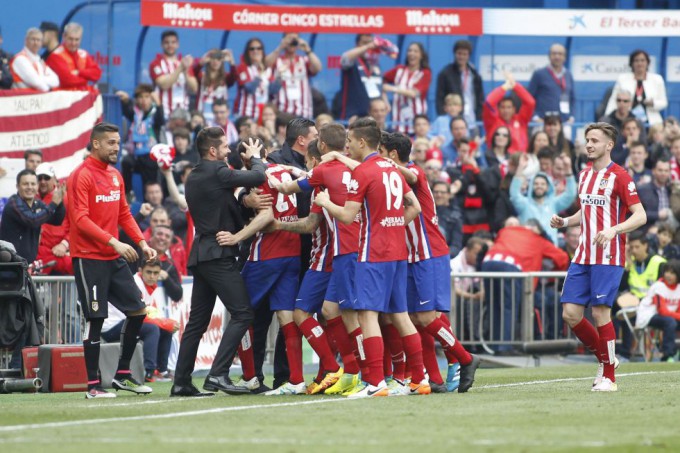 Los jugadores del Atlético celebran la victoria ante el Betis. FOTO/ EMILIO COBOS