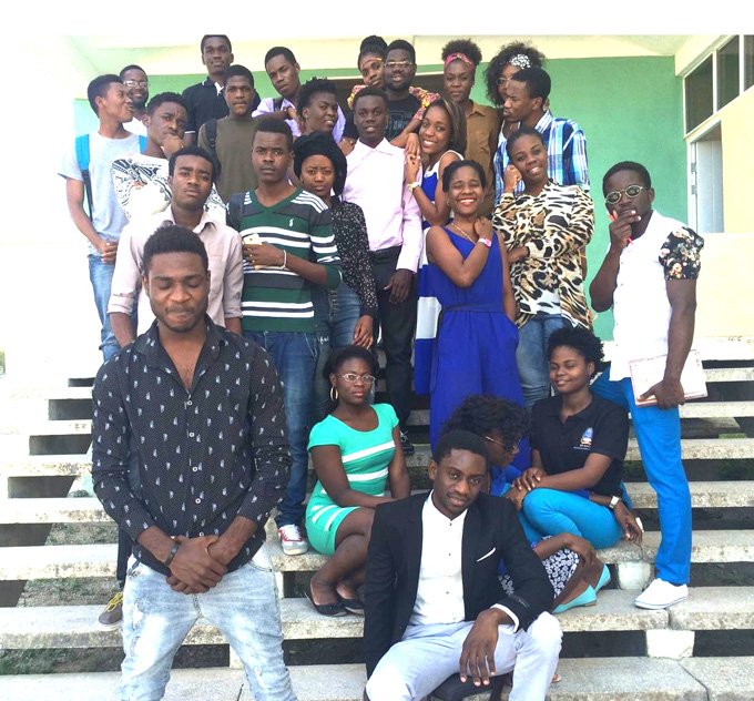 Grupo de jóvenes africanos en la sede en Manzanillo de la Universidad de Granma FOTO/Alina M. González Méndez
