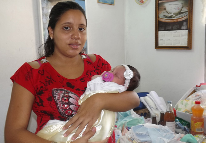 Madre manzanillera, regalos de la vida y del proletariado Madre manzanillera, regalos de la vida y del proletariado