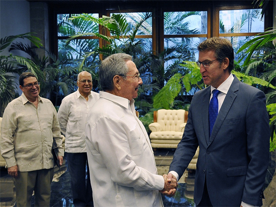 El presidente Raúl Castro Ruz y el Excmo Sr Alberto Núñez Feijóo