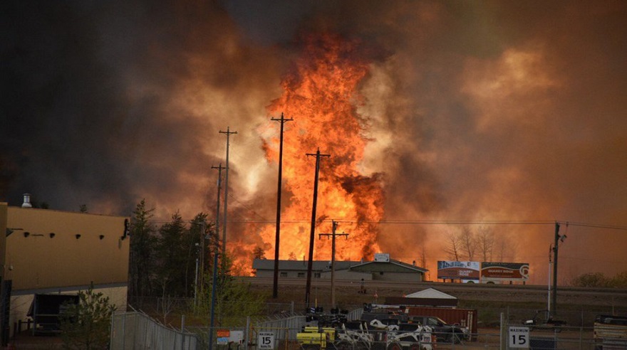 Miles de personas evacuadas en Canadá por incendio forestal Miles de personas evacuadas en Canadá por incendio forestal